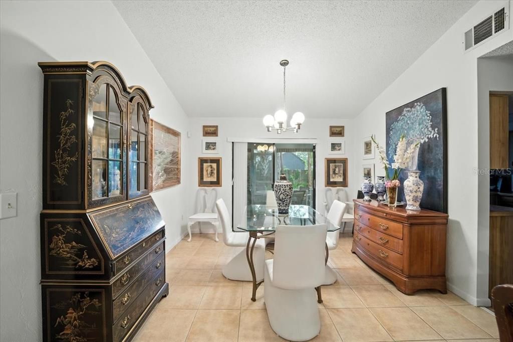 На продажу: $315,900 (3 спален, 2 ванн, 1355 Квадратных фут)