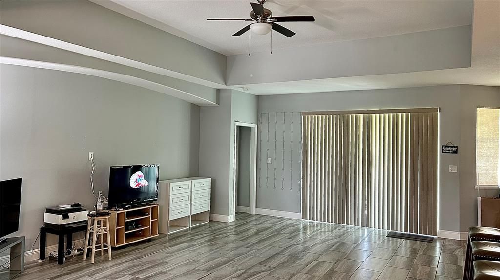 En Venta: $417,000 (5 camas, 3 baños, 2339 Pies cuadrados)