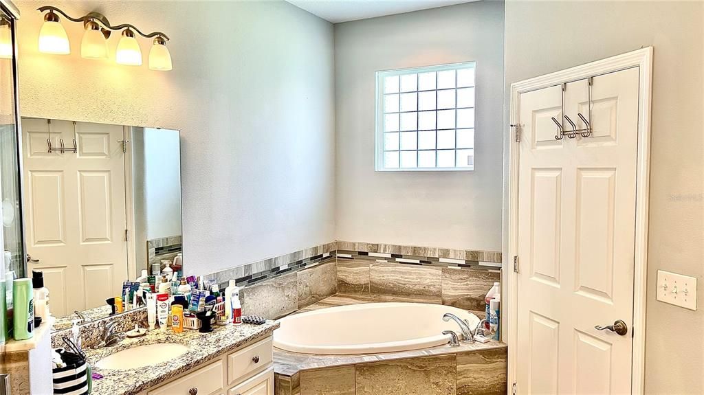 En Venta: $417,000 (5 camas, 3 baños, 2339 Pies cuadrados)