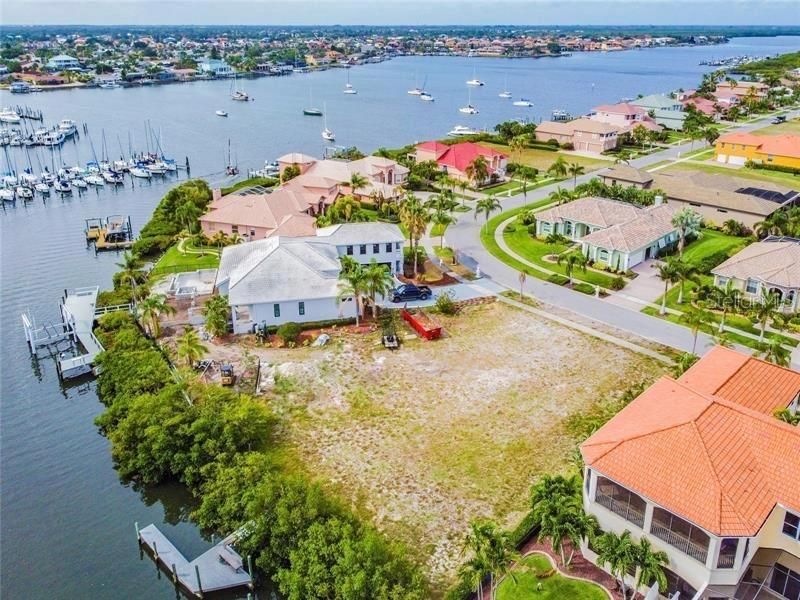 For Sale: $670,000 (0.32 acres)