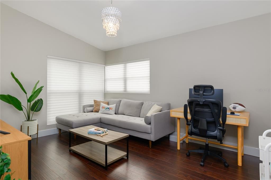 Secondary bedroom.