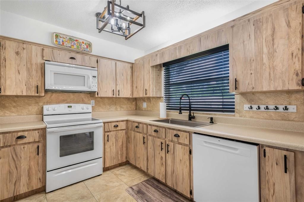 На продажу: $199,000 (2 спален, 1 ванн, 865 Квадратных фут)