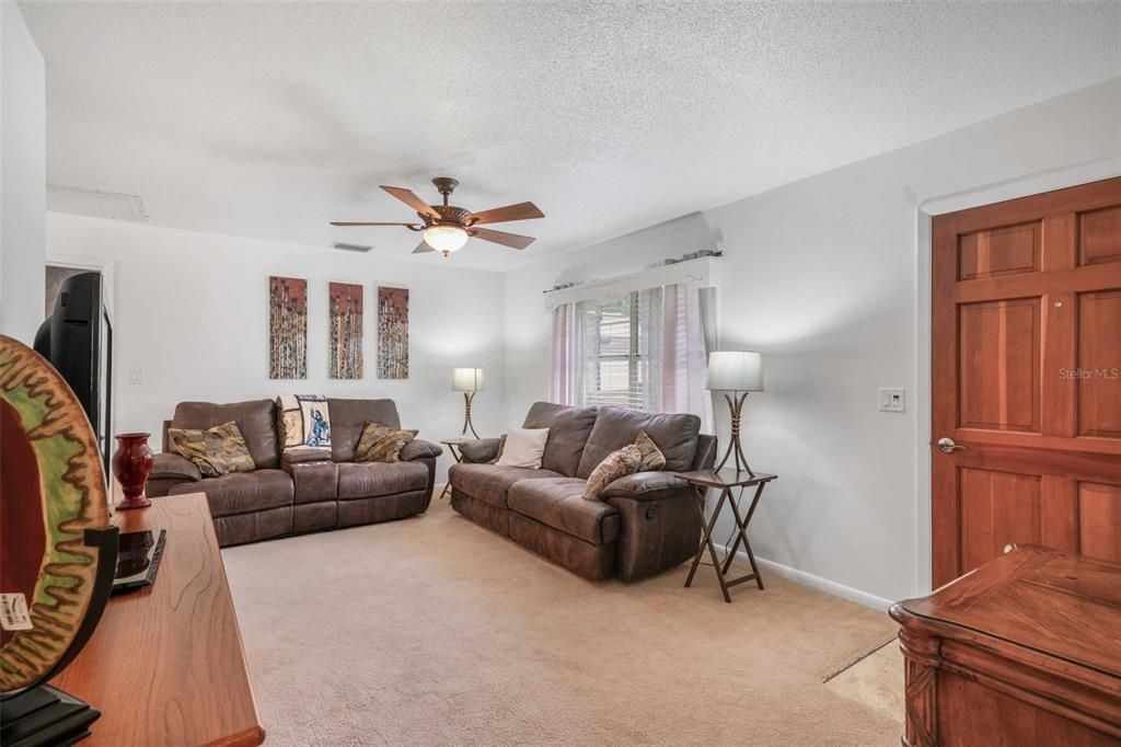 На продажу: $199,000 (2 спален, 1 ванн, 865 Квадратных фут)