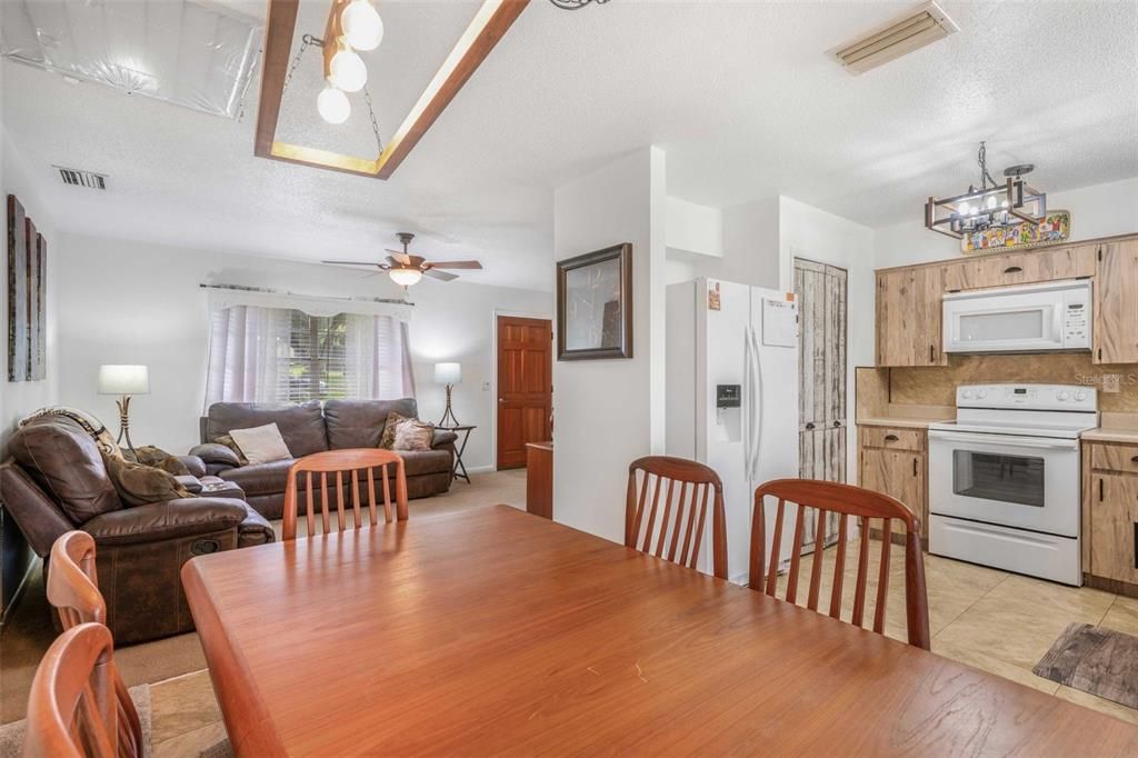 На продажу: $199,000 (2 спален, 1 ванн, 865 Квадратных фут)