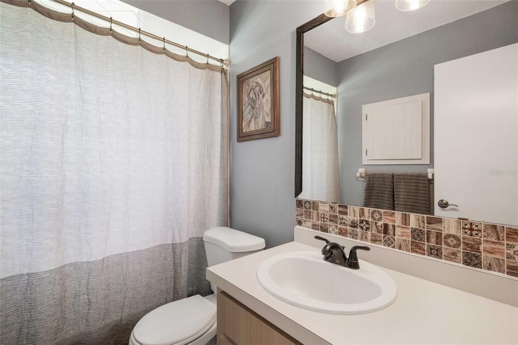 На продажу: $199,000 (2 спален, 1 ванн, 865 Квадратных фут)