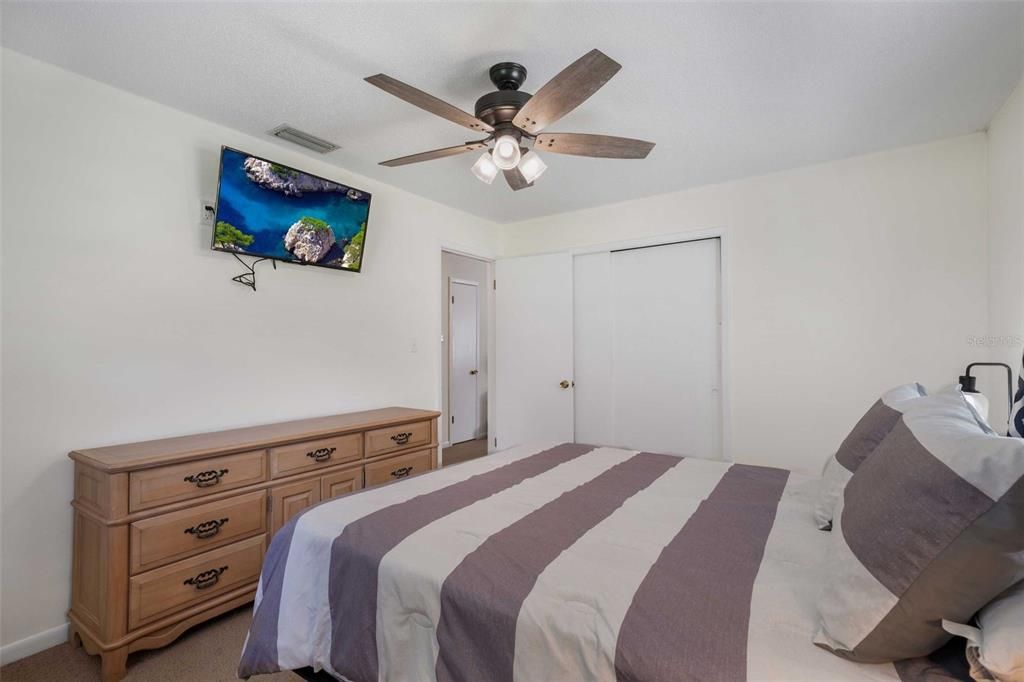 На продажу: $199,000 (2 спален, 1 ванн, 865 Квадратных фут)