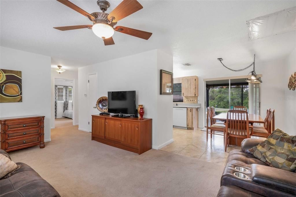 На продажу: $199,000 (2 спален, 1 ванн, 865 Квадратных фут)