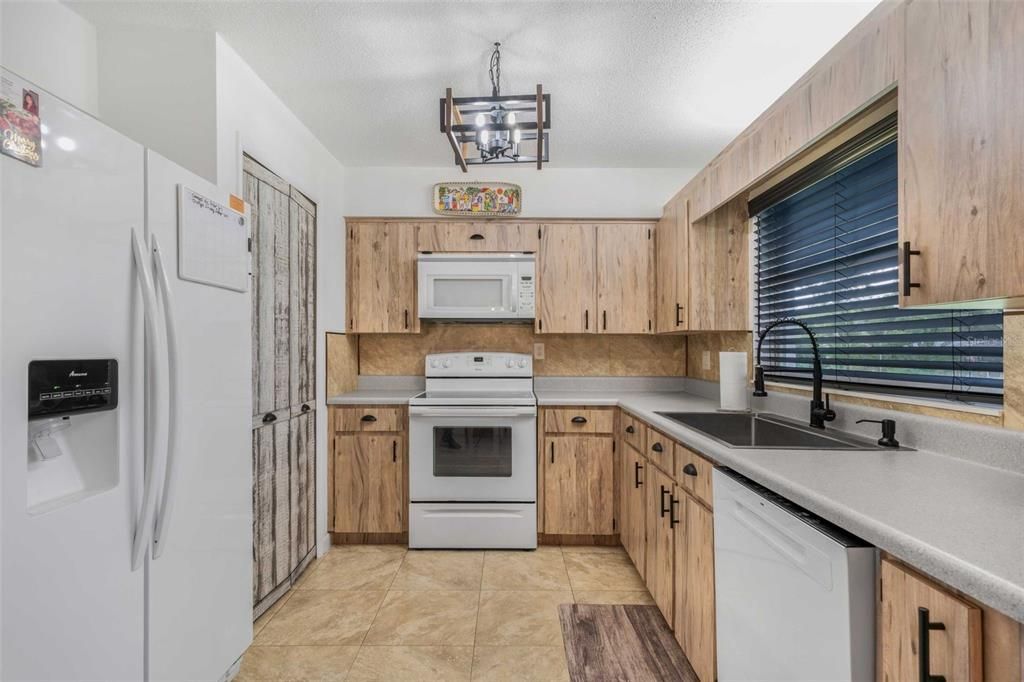 На продажу: $199,000 (2 спален, 1 ванн, 865 Квадратных фут)