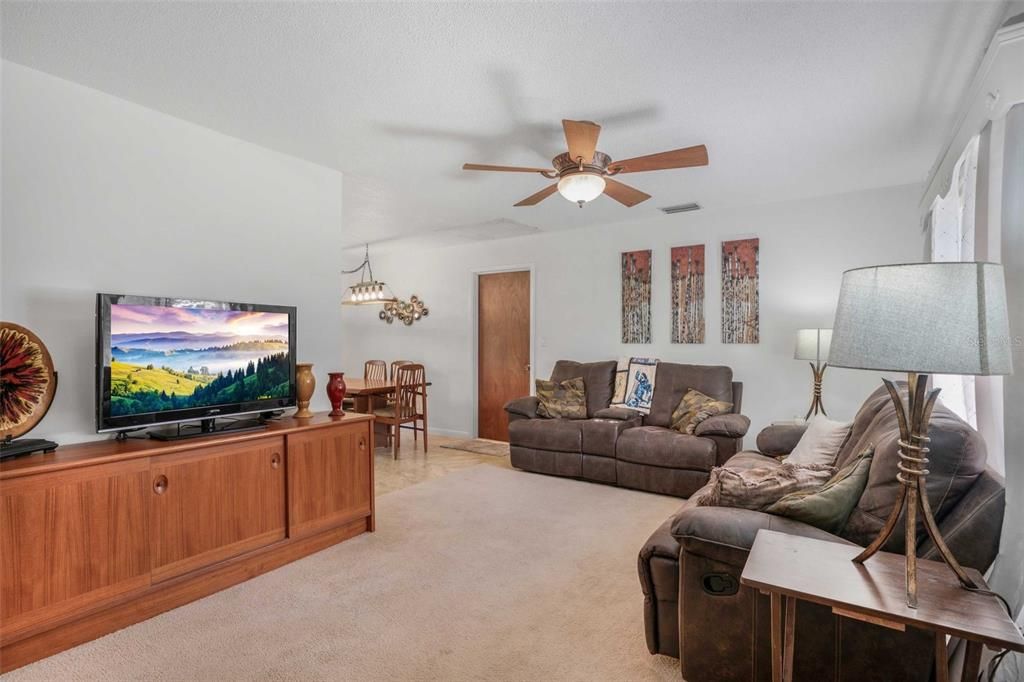 На продажу: $199,000 (2 спален, 1 ванн, 865 Квадратных фут)