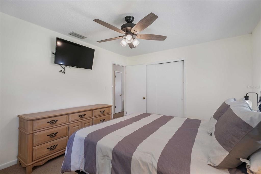 На продажу: $199,000 (2 спален, 1 ванн, 865 Квадратных фут)