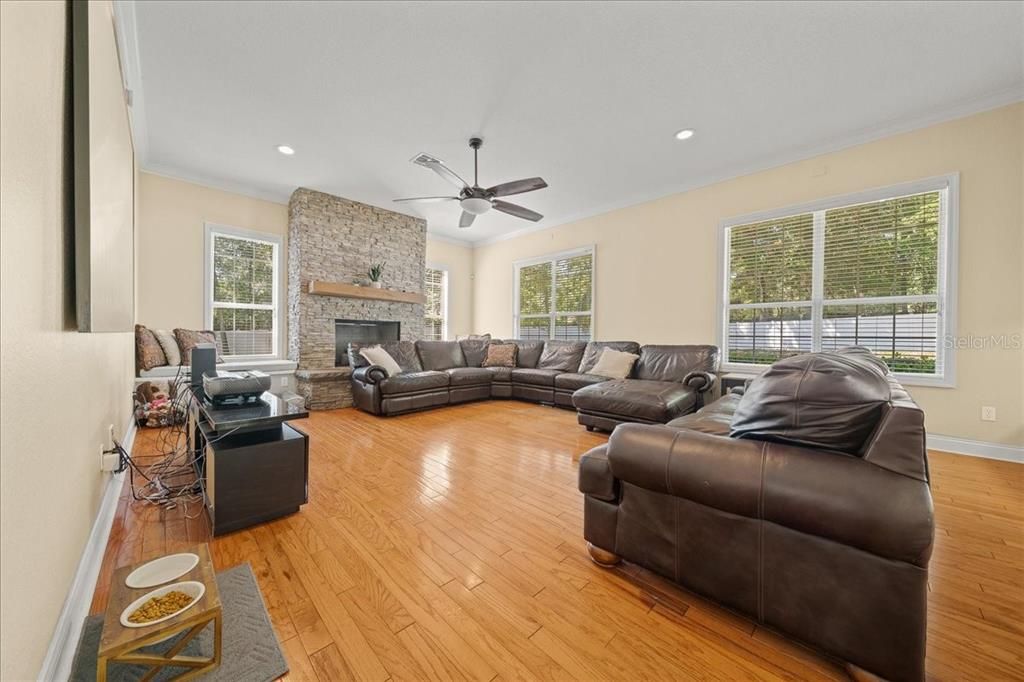 合同活跃: $649,000 (3 贝兹, 2 浴室, 3019 平方英尺)