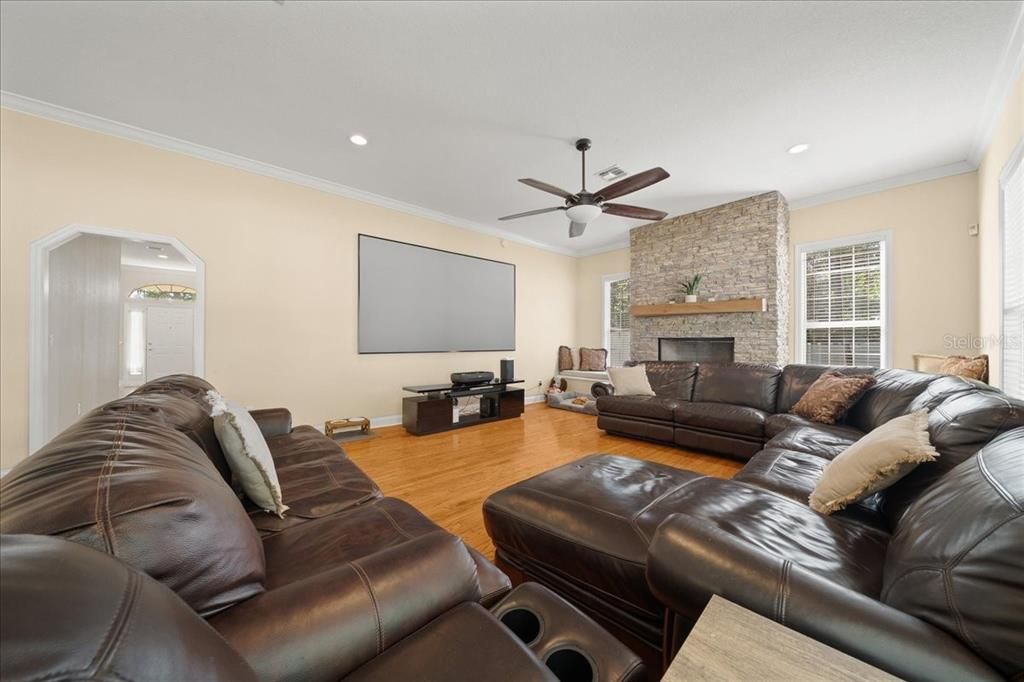 合同活跃: $649,000 (3 贝兹, 2 浴室, 3019 平方英尺)