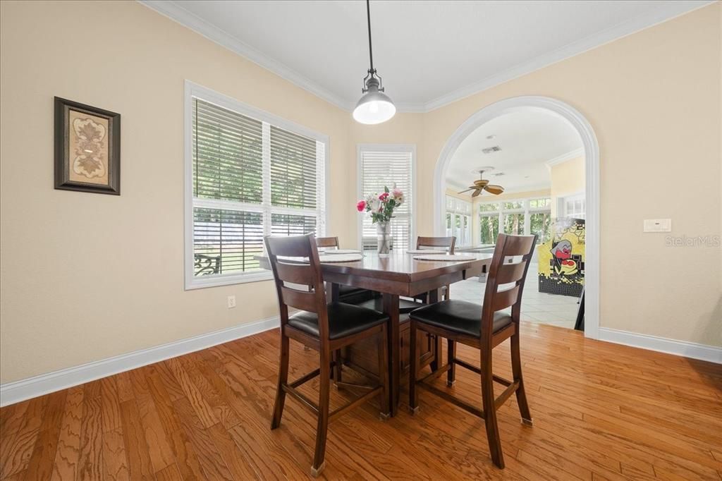 合同活跃: $649,000 (3 贝兹, 2 浴室, 3019 平方英尺)