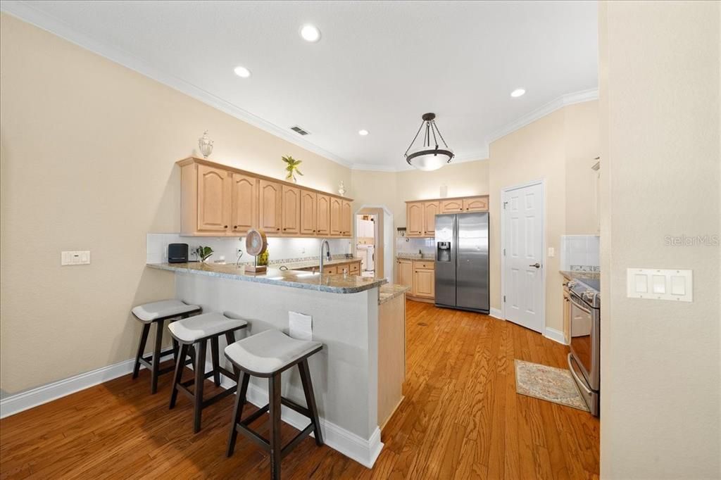 合同活跃: $649,000 (3 贝兹, 2 浴室, 3019 平方英尺)