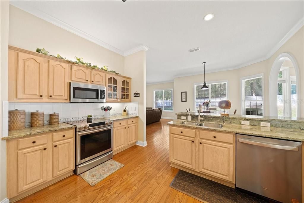 合同活跃: $649,000 (3 贝兹, 2 浴室, 3019 平方英尺)