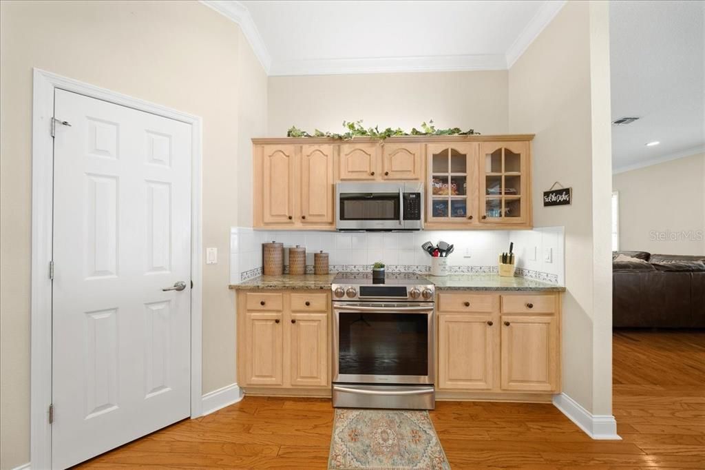 合同活跃: $649,000 (3 贝兹, 2 浴室, 3019 平方英尺)