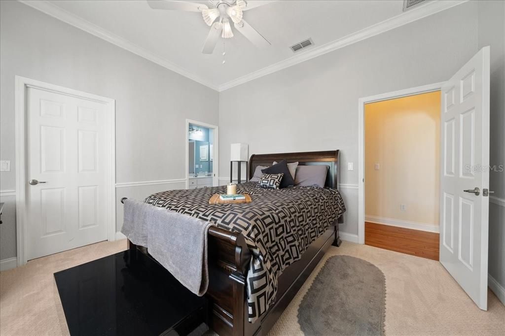 合同活跃: $649,000 (3 贝兹, 2 浴室, 3019 平方英尺)