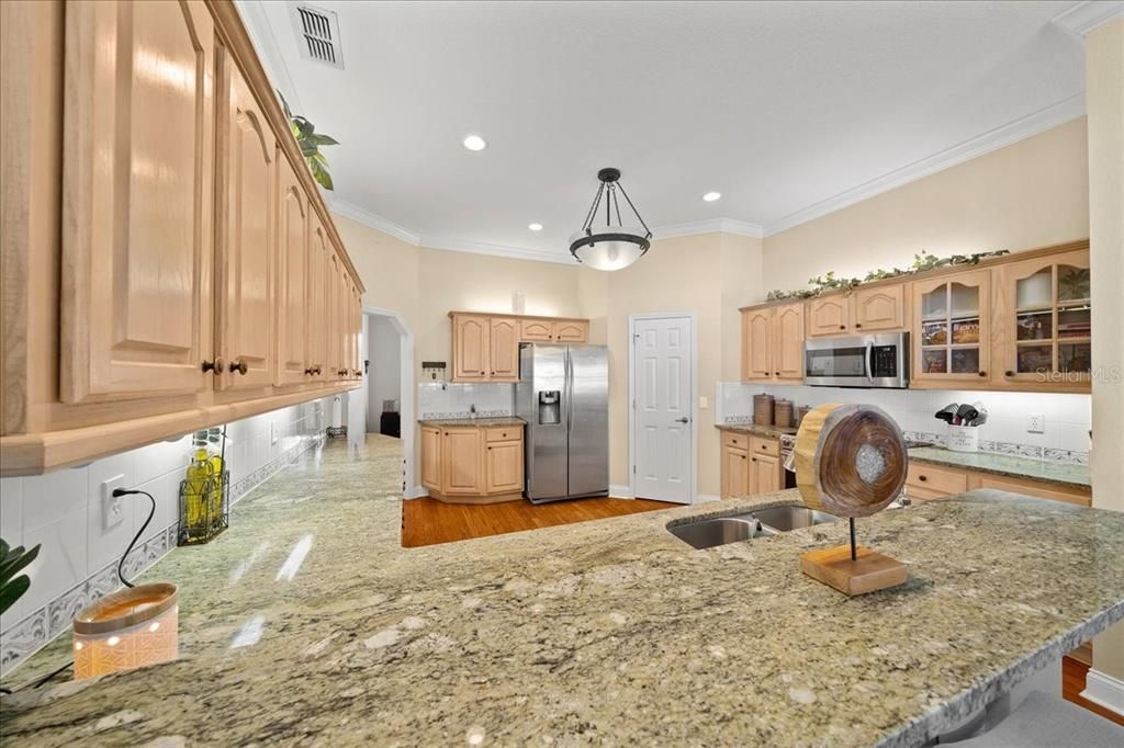 合同活跃: $649,000 (3 贝兹, 2 浴室, 3019 平方英尺)