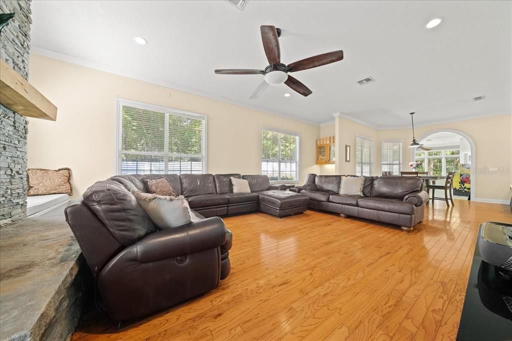 合同活跃: $649,000 (3 贝兹, 2 浴室, 3019 平方英尺)