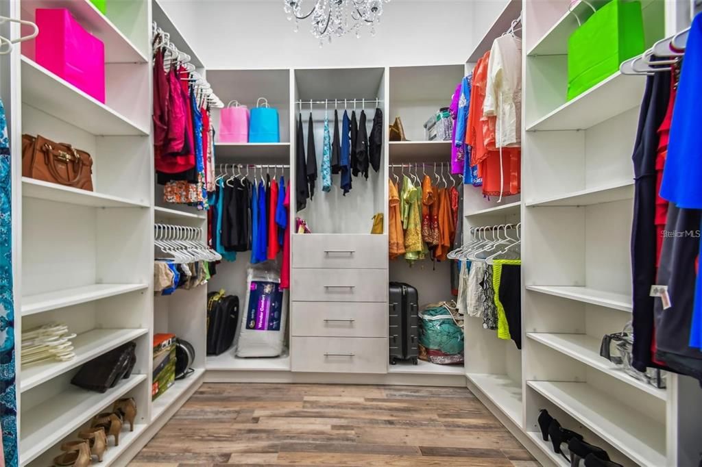 待售: $1,699,000 (4 贝兹, 5 浴室, 6077 平方英尺)