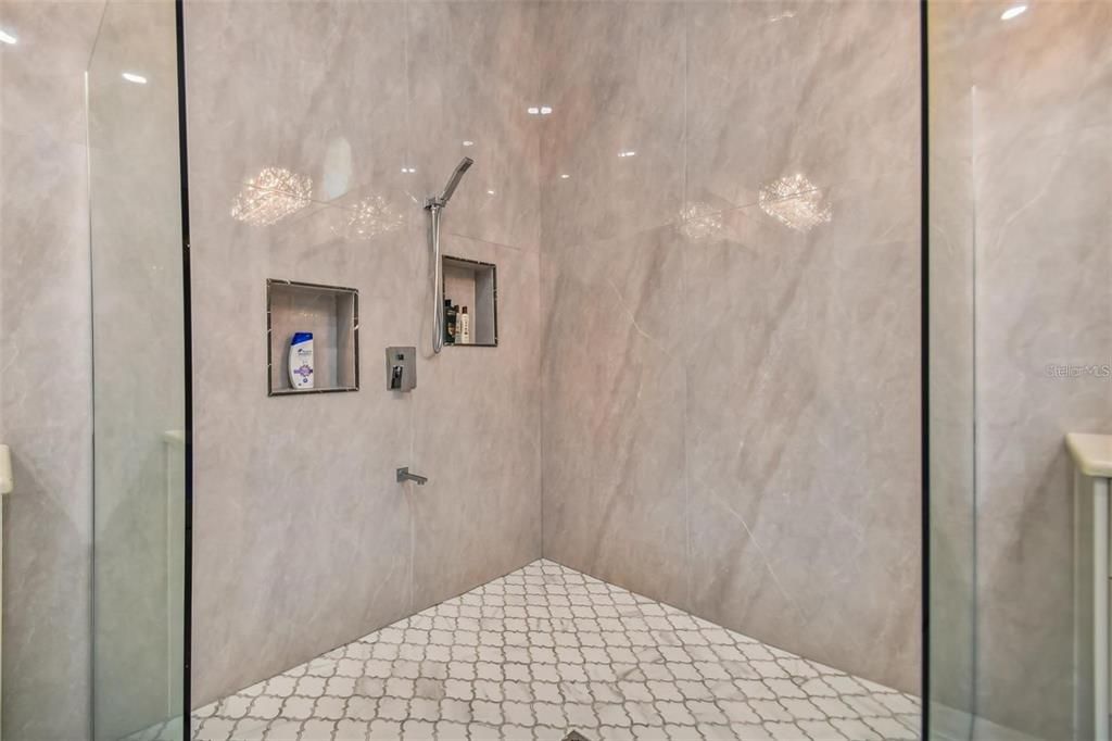 待售: $1,699,000 (4 贝兹, 5 浴室, 6077 平方英尺)