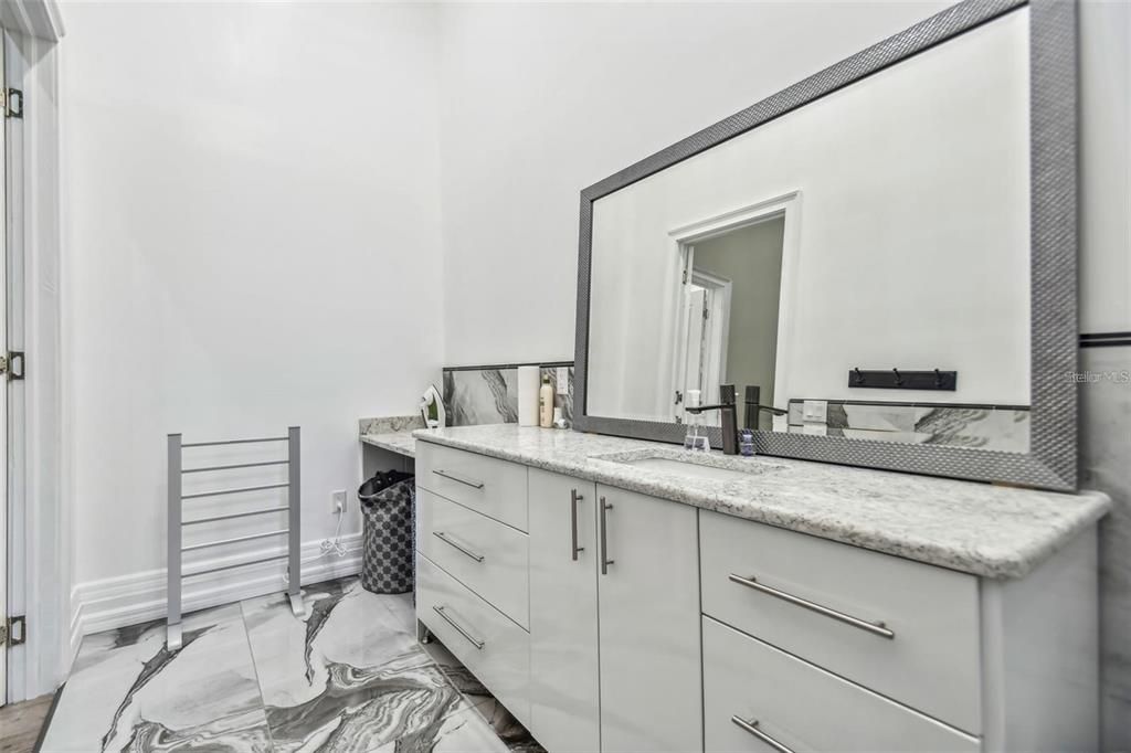 待售: $1,699,000 (4 贝兹, 5 浴室, 6077 平方英尺)