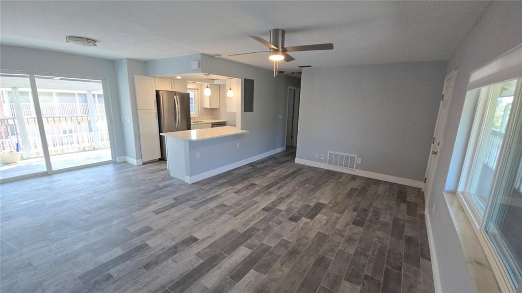 For Rent: $1,300 (2 beds, 1 baths, 792 Square Feet)