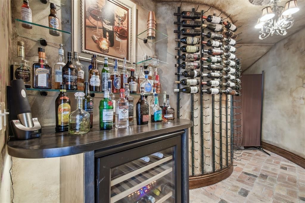 合同活跃: $1,850,000 (5 贝兹, 4 浴室, 5247 平方英尺)