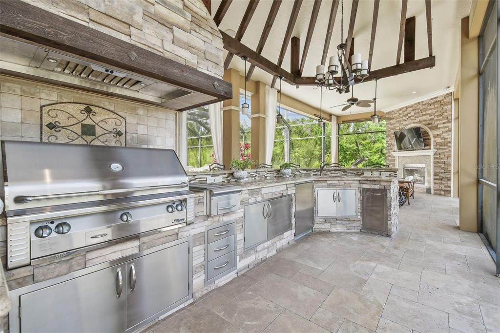 合同活跃: $1,850,000 (5 贝兹, 4 浴室, 5247 平方英尺)