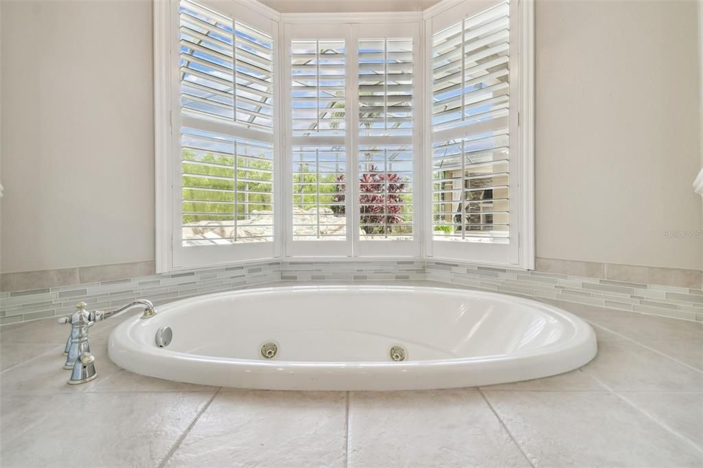 合同活跃: $1,850,000 (5 贝兹, 4 浴室, 5247 平方英尺)