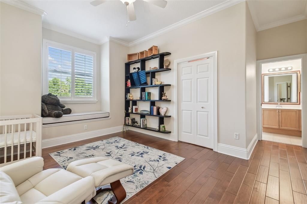 合同活跃: $1,850,000 (5 贝兹, 4 浴室, 5247 平方英尺)