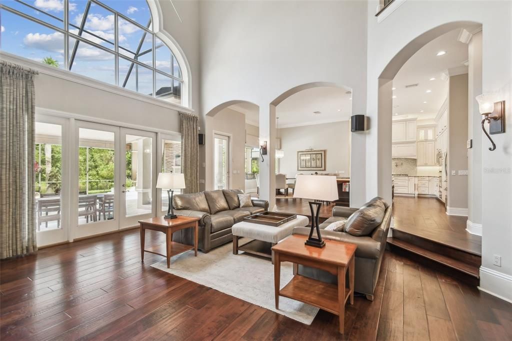 合同活跃: $1,850,000 (5 贝兹, 4 浴室, 5247 平方英尺)