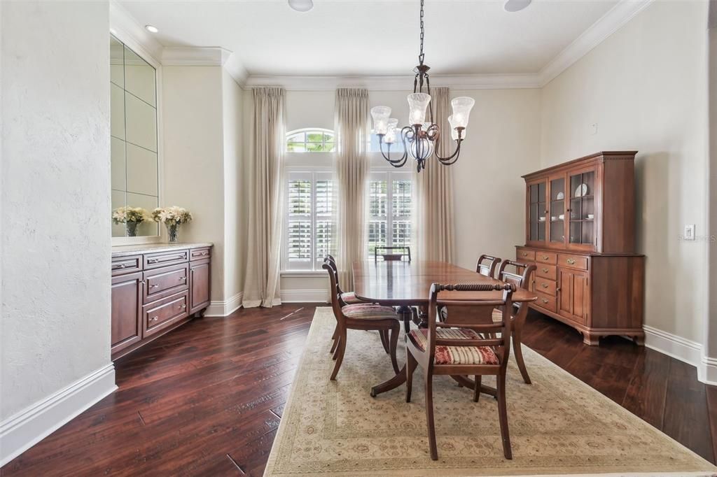 合同活跃: $1,850,000 (5 贝兹, 4 浴室, 5247 平方英尺)