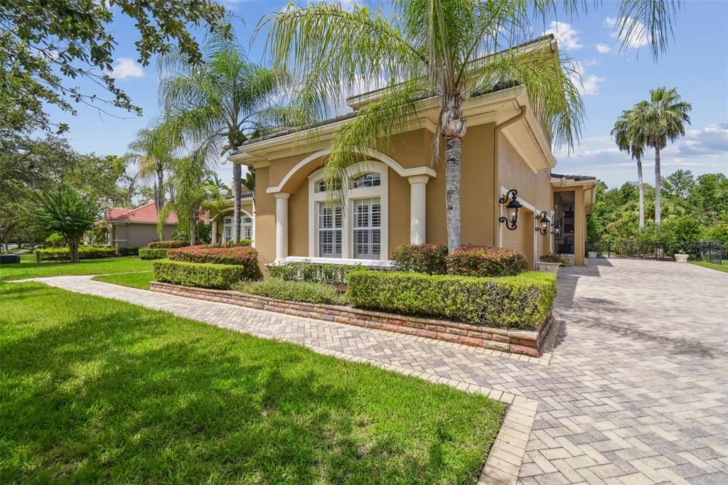 合同活跃: $1,850,000 (5 贝兹, 4 浴室, 5247 平方英尺)