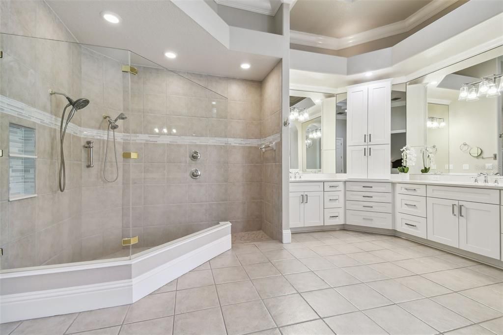 合同活跃: $1,850,000 (5 贝兹, 4 浴室, 5247 平方英尺)