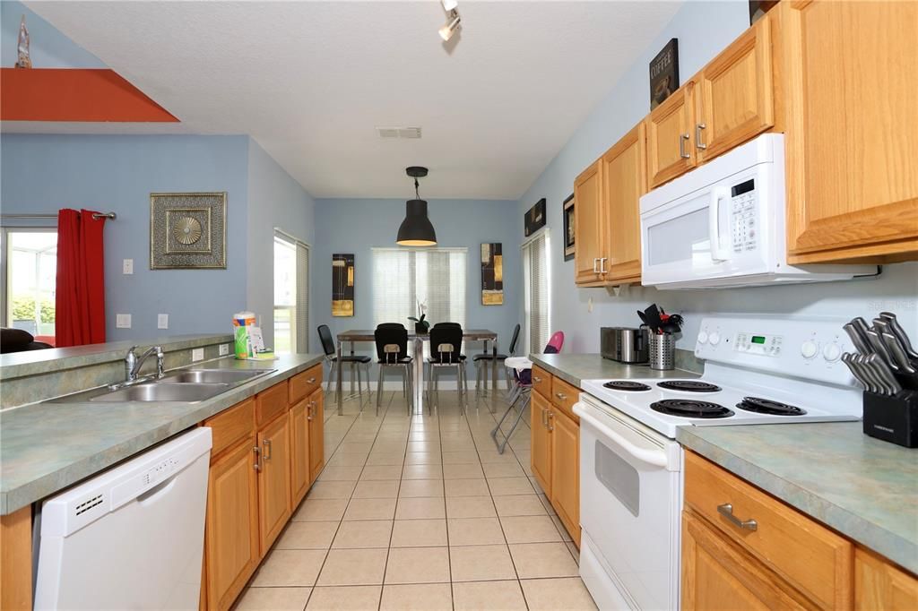 For Sale: $484,900 (5 beds, 3 baths, 2572 Square Feet)