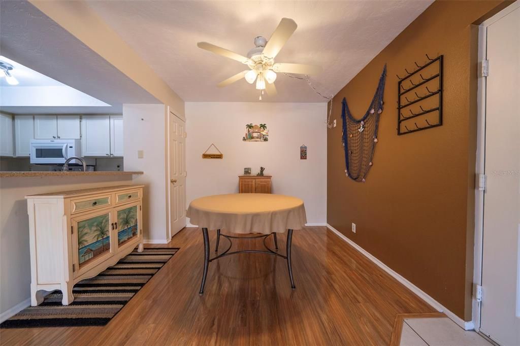 На продажу: $142,000 (2 спален, 2 ванн, 899 Квадратных фут)