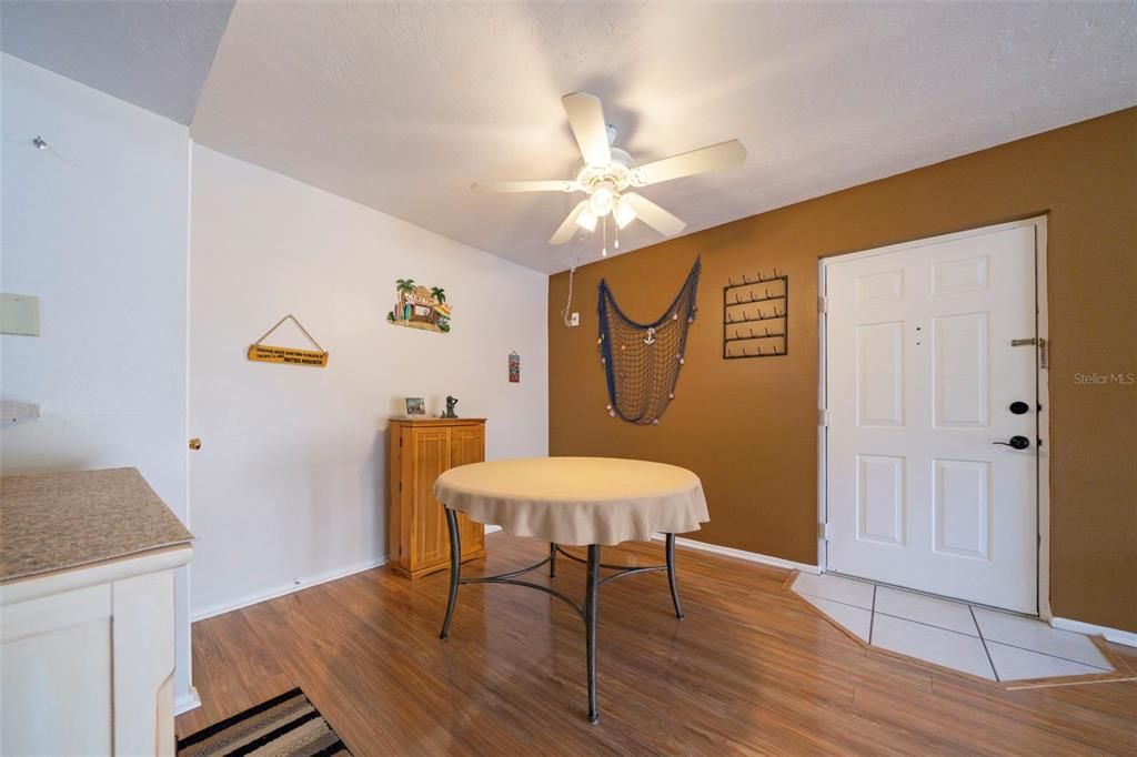 На продажу: $142,000 (2 спален, 2 ванн, 899 Квадратных фут)