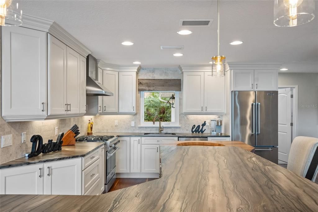 Activo con contrato: $1,890,000 (4 camas, 3 baños, 2384 Pies cuadrados)