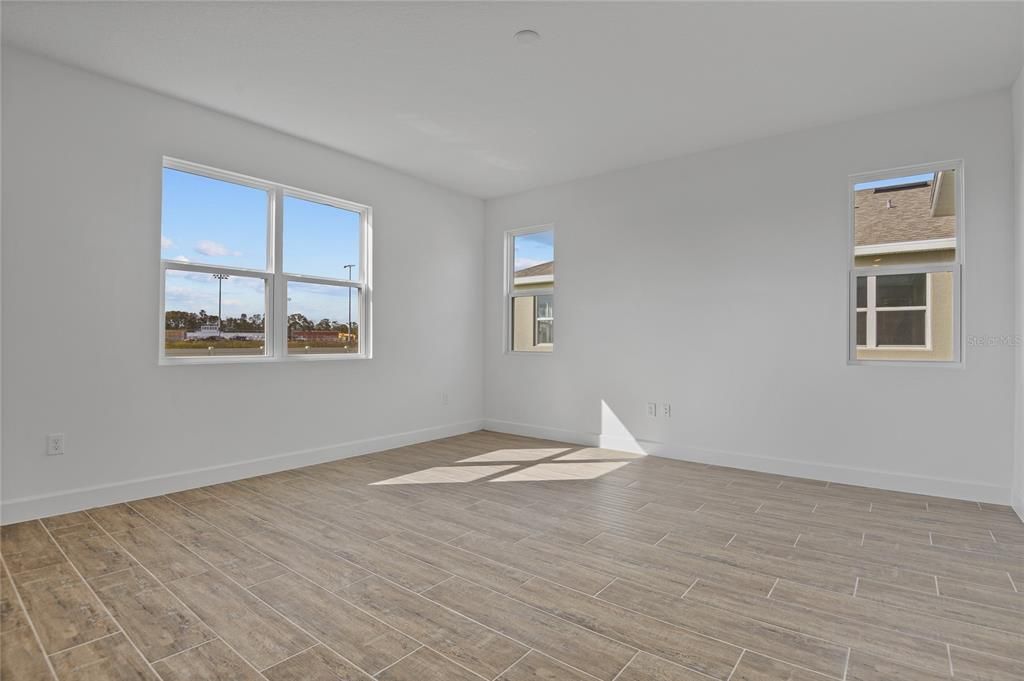 合同活跃: $529,950 (4 贝兹, 3 浴室, 2670 平方英尺)