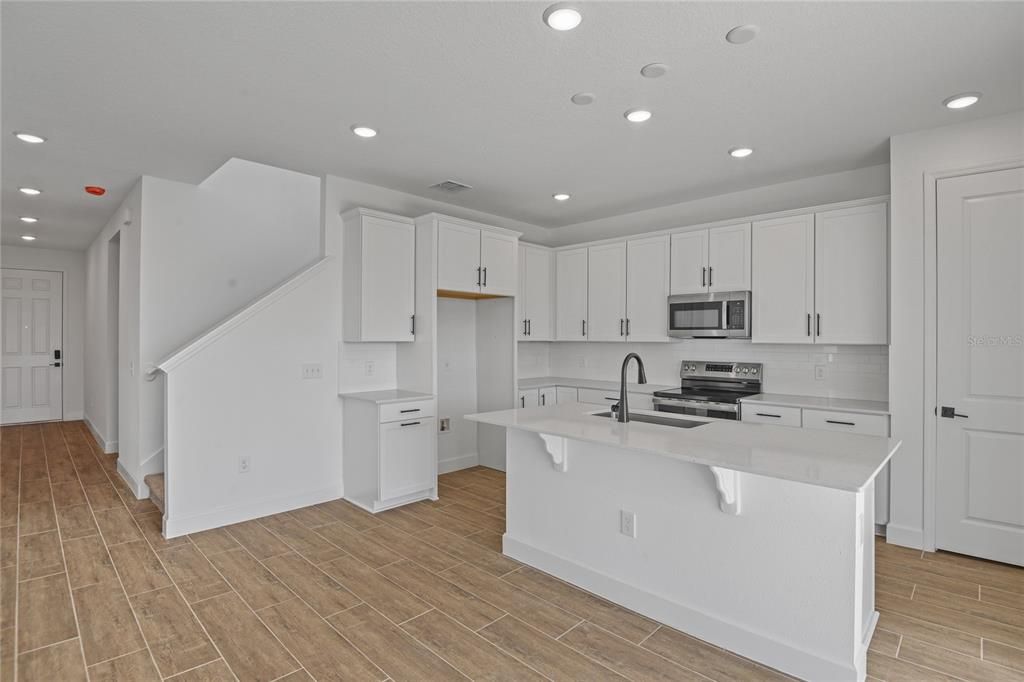 合同活跃: $529,950 (4 贝兹, 3 浴室, 2670 平方英尺)