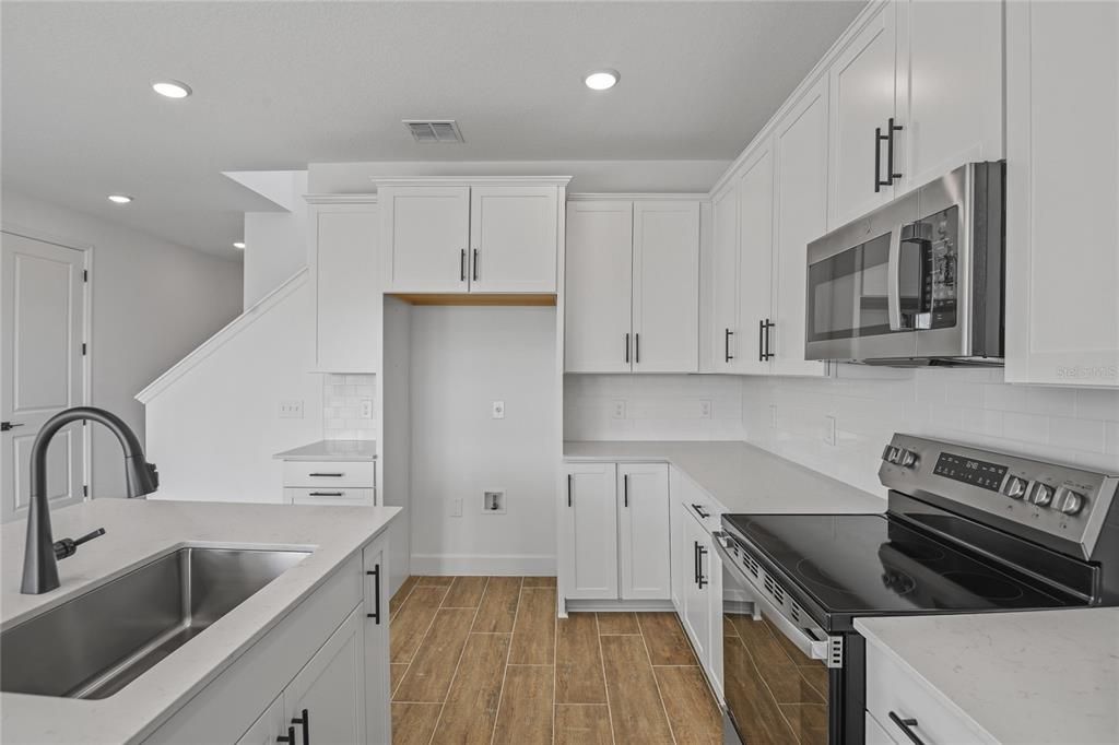 合同活跃: $529,950 (4 贝兹, 3 浴室, 2670 平方英尺)