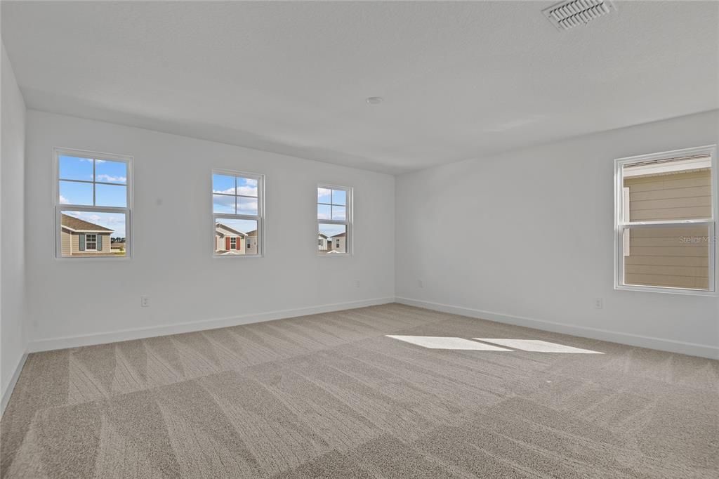 合同活跃: $529,950 (4 贝兹, 3 浴室, 2670 平方英尺)