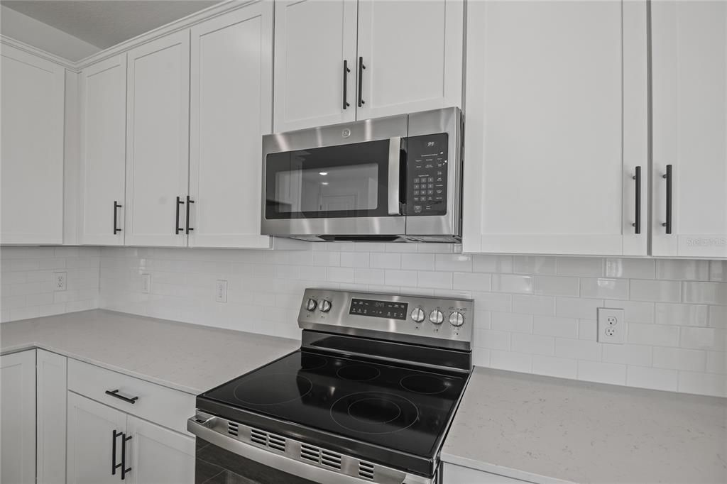 合同活跃: $529,950 (4 贝兹, 3 浴室, 2670 平方英尺)