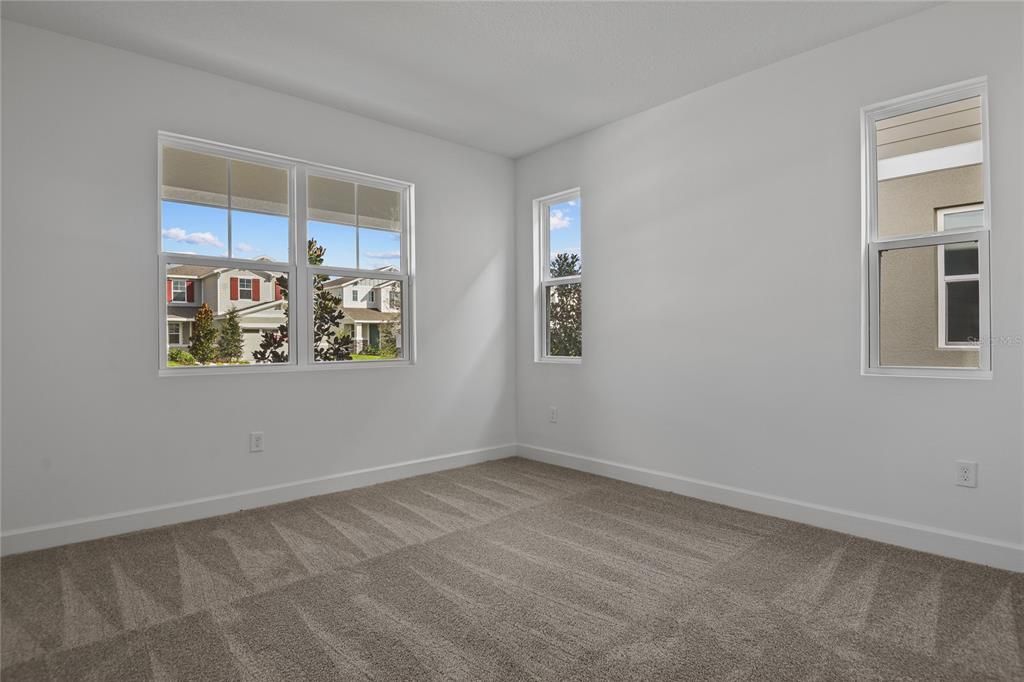 合同活跃: $529,950 (4 贝兹, 3 浴室, 2670 平方英尺)