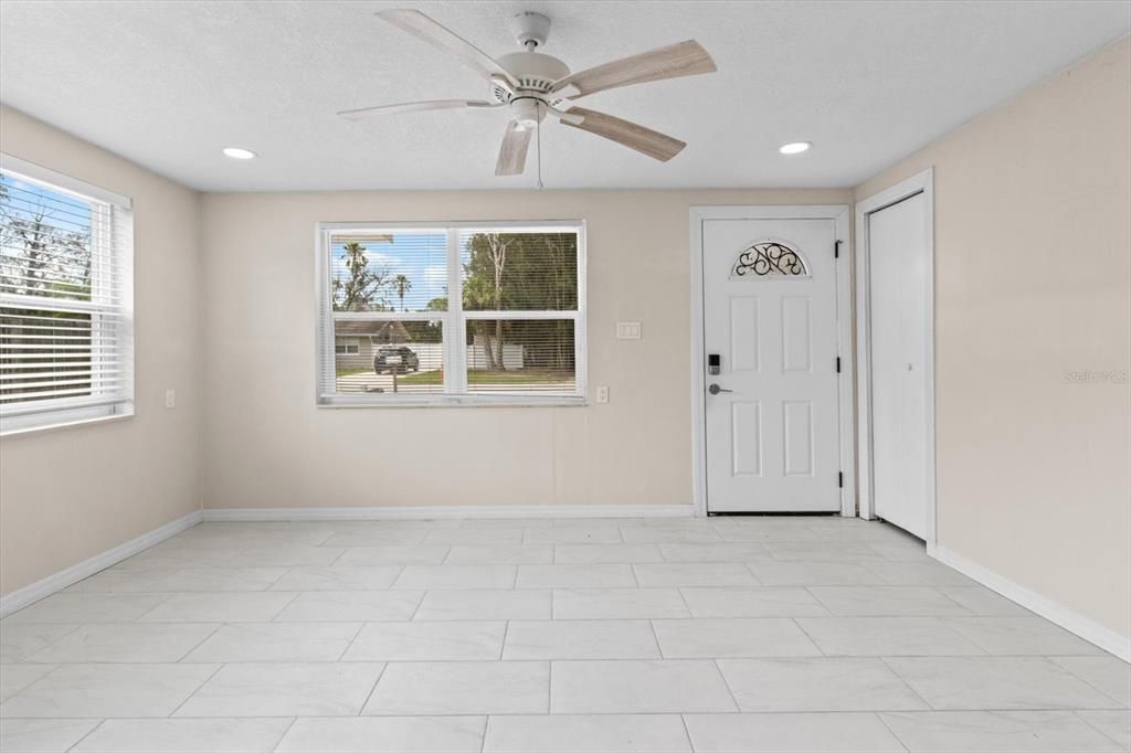 En Venta: $429,900 (5 camas, 0 baños, 1928 Pies cuadrados)