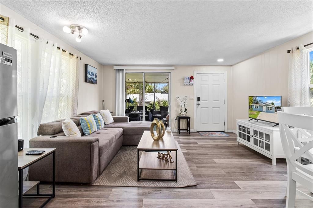 En Venta: $429,900 (5 camas, 0 baños, 1928 Pies cuadrados)