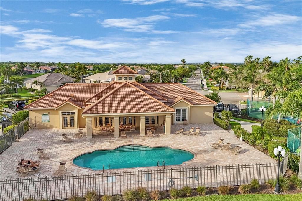 Под контрактом: $534,900 (4 спален, 2 ванн, 2245 Квадратных фут)