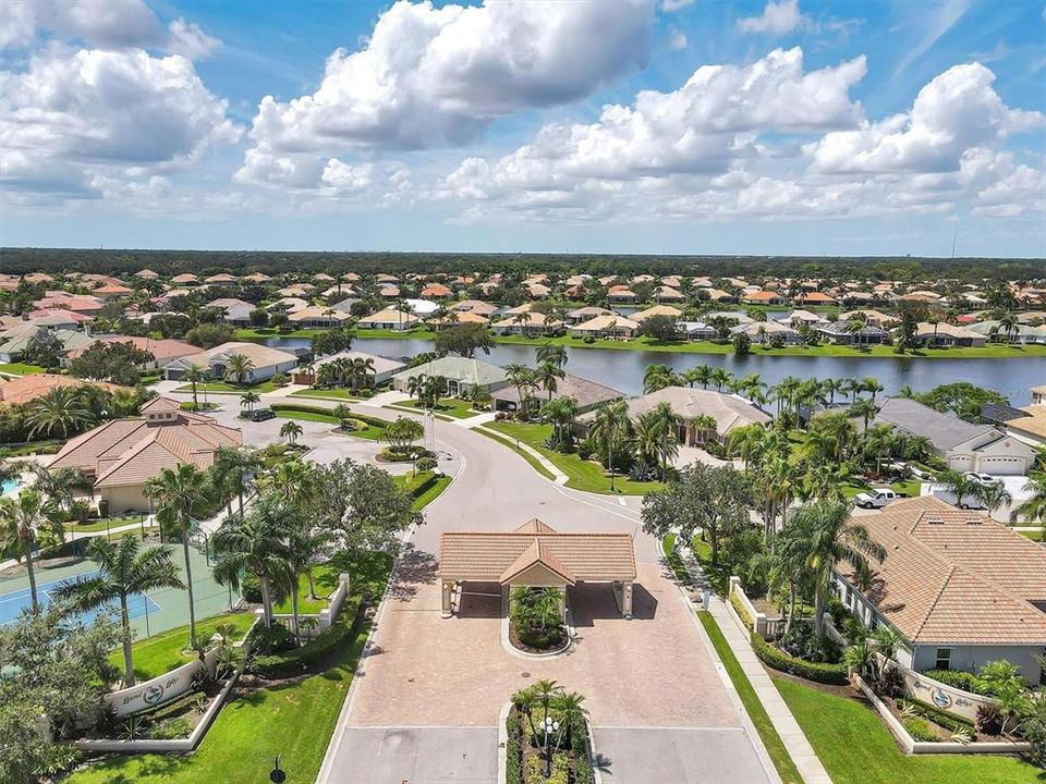 Под контрактом: $534,900 (4 спален, 2 ванн, 2245 Квадратных фут)