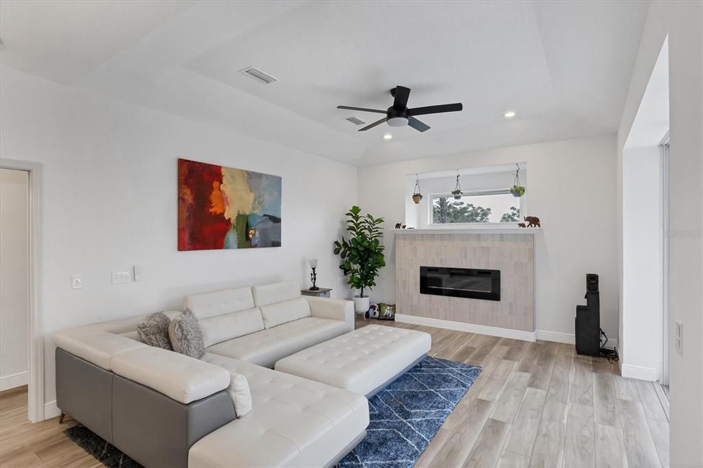 Под контрактом: $534,900 (4 спален, 2 ванн, 2245 Квадратных фут)